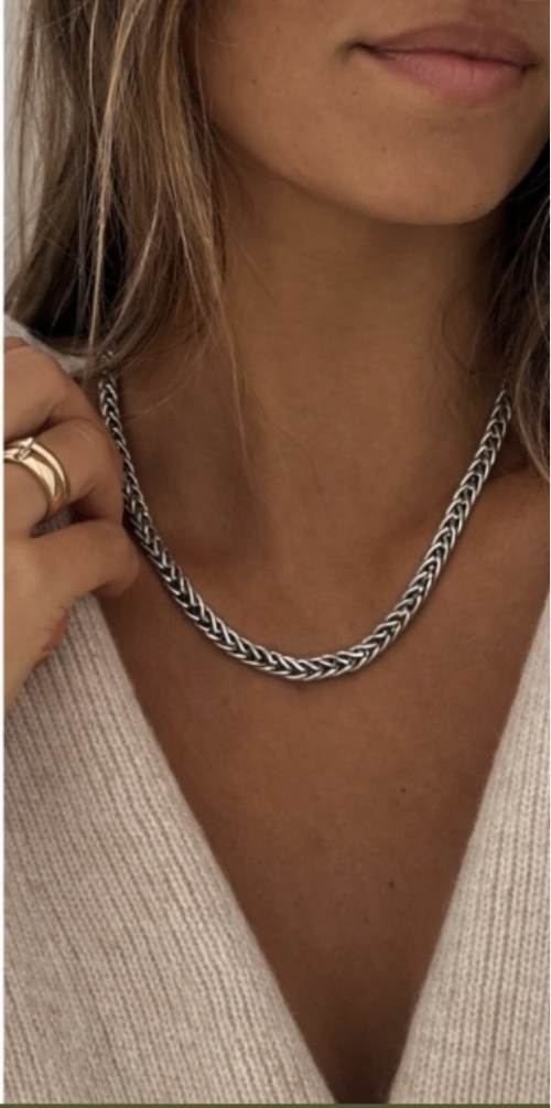 Silver Foxtail Chain with T-Bar Closure. 18½ inches.