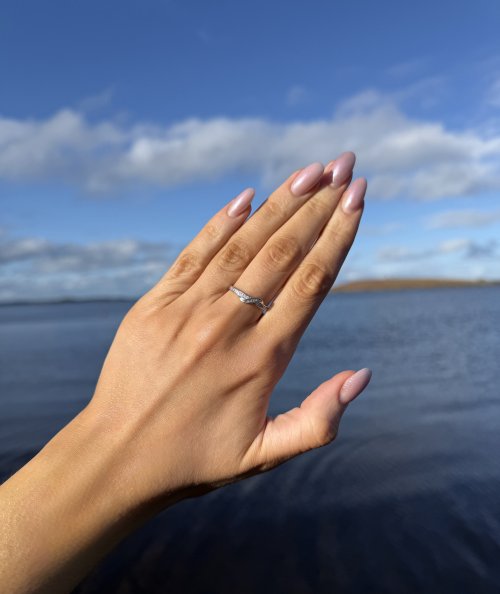 9ct. White Gold Diamond Half Eternity Ring / Design Detail to Centre. NEW STOCK.