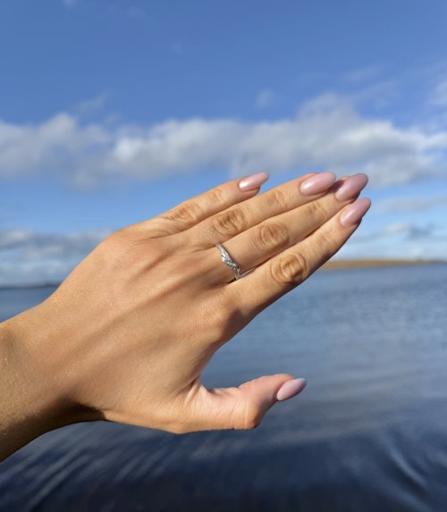 9ct. White Gold Diamond Half Eternity Ring / Design Detail to Centre. NEW STOCK.