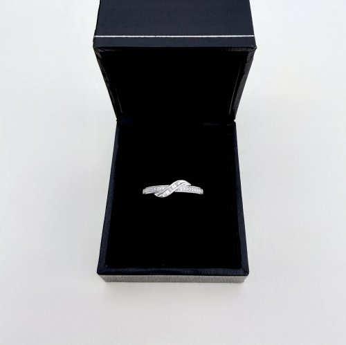 9ct. White Gold Diamond Half Eternity Ring / Design Detail to Centre. NEW STOCK.