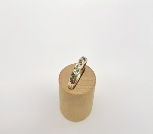 9ct. Yellow Gold Emerald &amp; Diamond Set Infinity Ring. NEW STOCK.