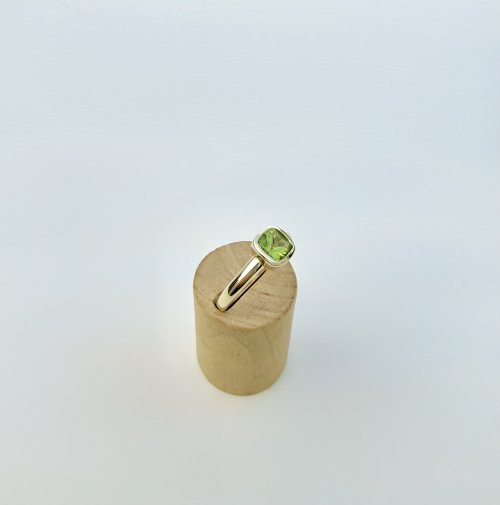 Hallmarked 9ct. Yellow Gold Ring with Square Peridot. NEW STOCK.