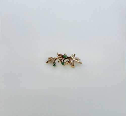 9ct. Yellow Gold Foliage Brooch with Emerald Green Gemstones. NEW IN STOCK.