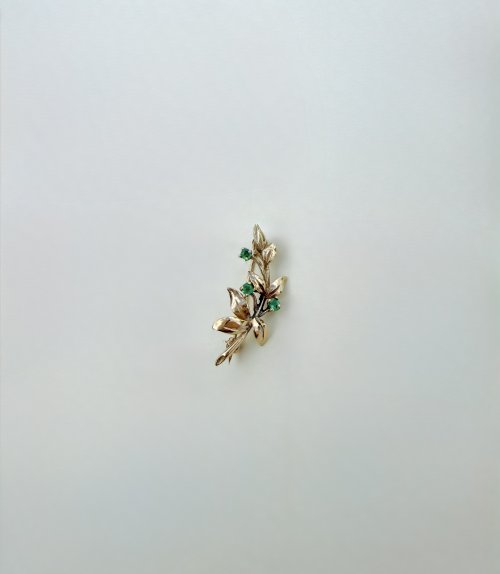 9ct. Yellow Gold Foliage Brooch with Emerald Green Gemstones. NEW IN STOCK.