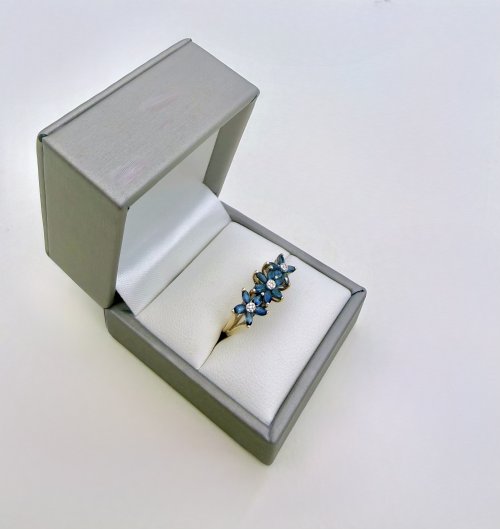 9ct. Yellow Gold Sapphire Starburst Floral Ring. NEW IN STOCK.