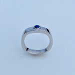 18ct. white gold ring with round cabochon cut blue sapphire.