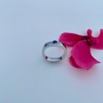 18ct. white gold ring with round cabochon cut blue sapphire.